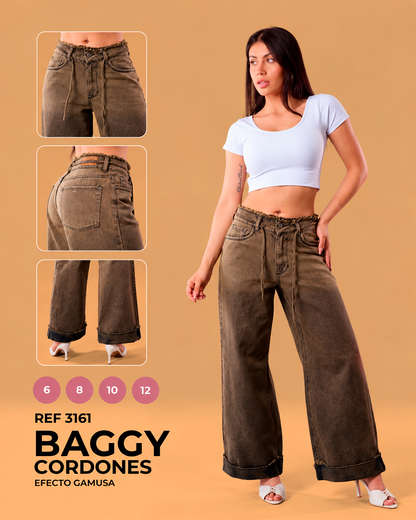 Baggy efecto gamusa en tono café, cintura baja deshilachada con cordones y bota ancha con doblez