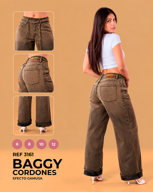 Baggy efecto gamusa en tono café, cintura baja deshilachada con cordones y bota ancha con doblez